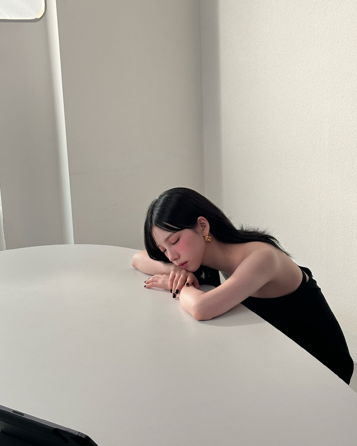 에스파 카리나, AI 아니라고? 비현실적 미모...늘씬 몸매까지 '완벽'…
