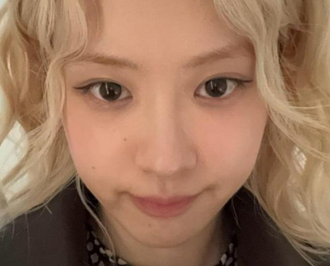 [SCin스타] '블핑' 로제, 미묘하게 달라진 눈매로 의문의 남성과 드…