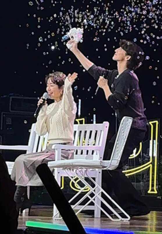 한지민, ♥최정훈 팬→연인으로..데뷔 후 첫 공개 열애 [종합]