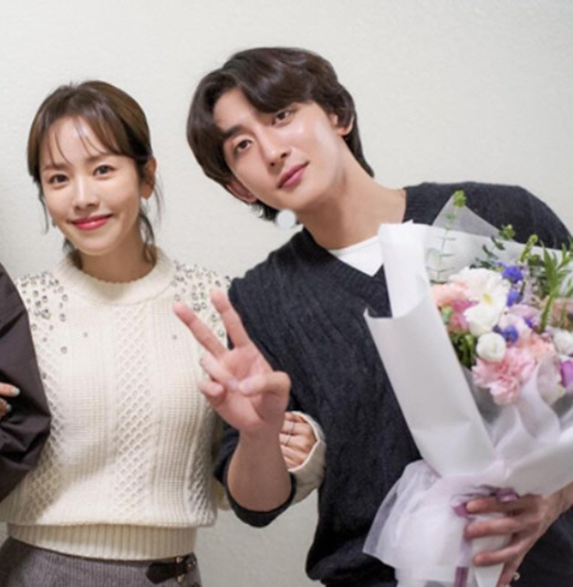 [SC이슈] 한지민♥최정훈 공개열애 이틀째, "감사" 심경고백→父 사기전…