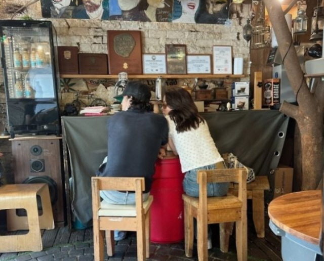 [SC이슈] 한지민♥최정훈 공개열애 이틀째, "감사" 심경고백→父 사기전…