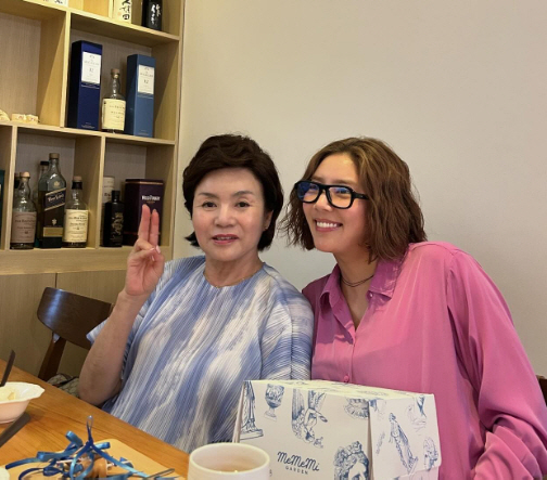 손담비, '똑 닮은 어머니' 생신에 애정 "앞으로 더 잘할게요♥"