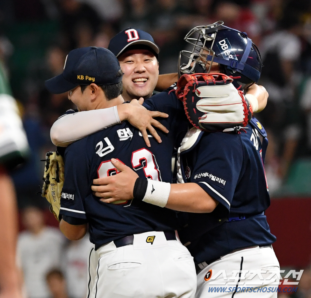 '이걸 뒤집네?' 한 이닝 9실점 경기 뒤집은 미라클 두산...마운드로 …
