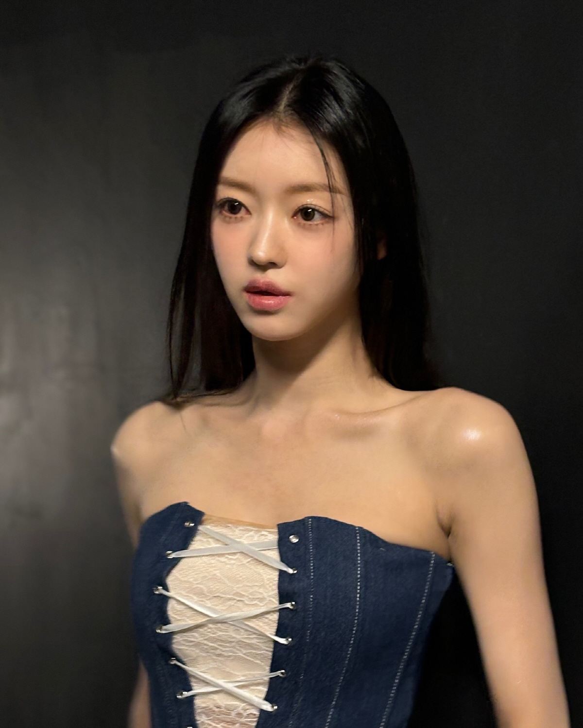 오마이걸 유아, 튜브톱 입고 움푹 패인 쇄골 자랑...너무 말라 '깜짝'…