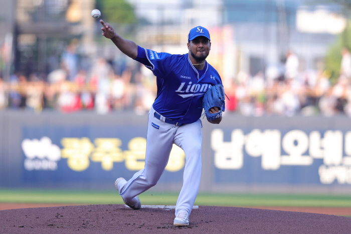 '악, 발목이' 데뷔전 라우어 압도한 레예스, 발목 접질러 경기 중 교체…
