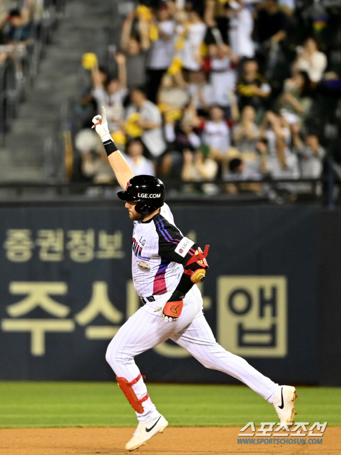 홈런 1위의 독주였는데... 깜짝 타점 1위 등극으로 2파전 돌입. 1루…