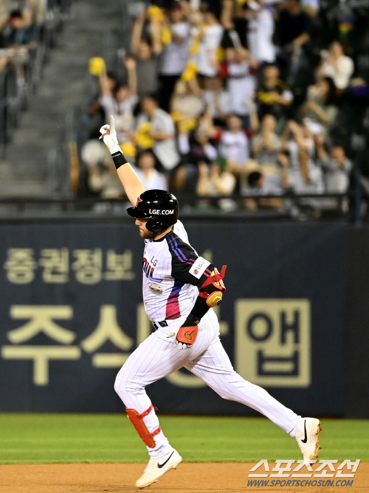 홈런 1위의 독주였는데... 깜짝 타점 1위 등극으로 2파전 돌입. 1루…