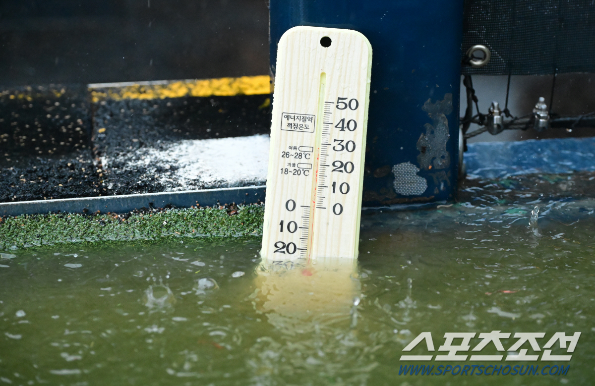 '어떻게 이럴수가' 재난영화 같은 폭우에 잠실 물바다, 내야에 파도치듯……