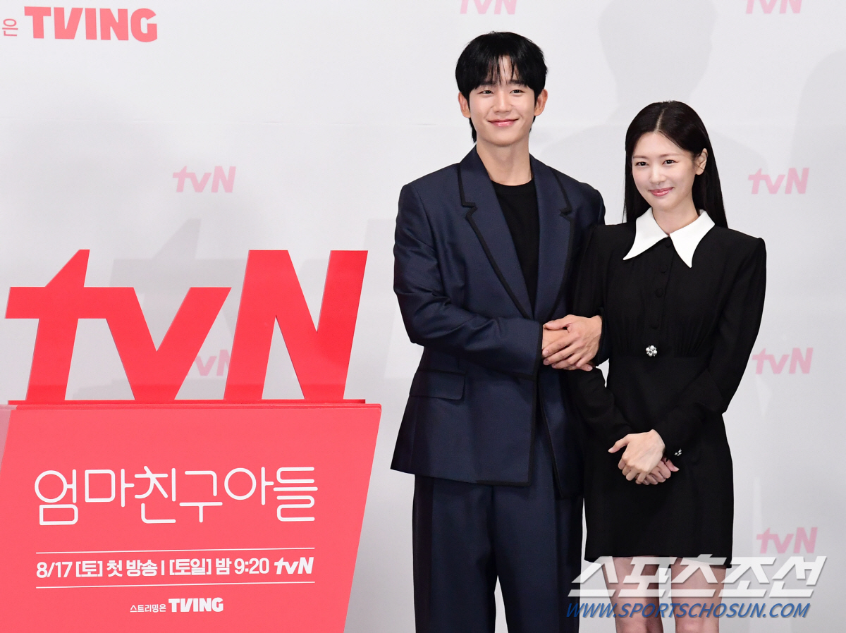 [SC현장] "현실판 '엄친아' 등장"…정해인♥정소민, 현실 로맨스 케미…