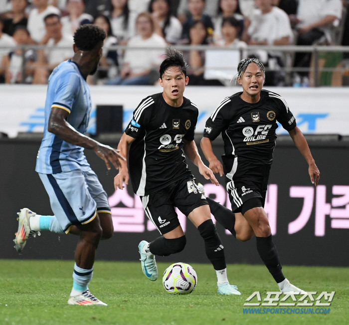'선배' 손흥민, '후배' 양민혁 향한 뼈가 되는 조언 "EPL 쉽지 않…