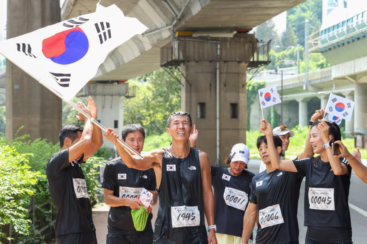 션, 광복절 81.5km 뛰고 13억 기부 "독립 유공자 후손 보금자리 …