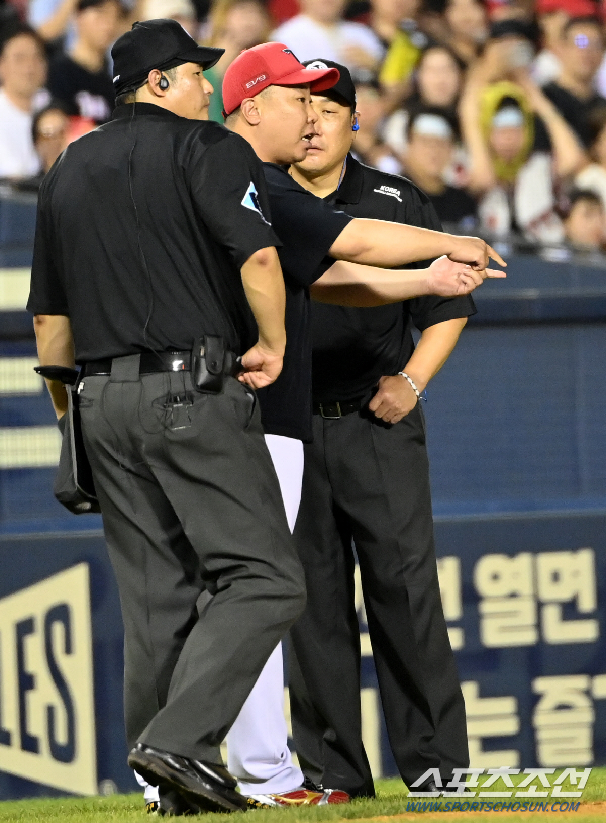 석연찮은 판정에 뿔났던 꽃범호, 김도영 추격타-나성범 역전포에 활짝 웃었…