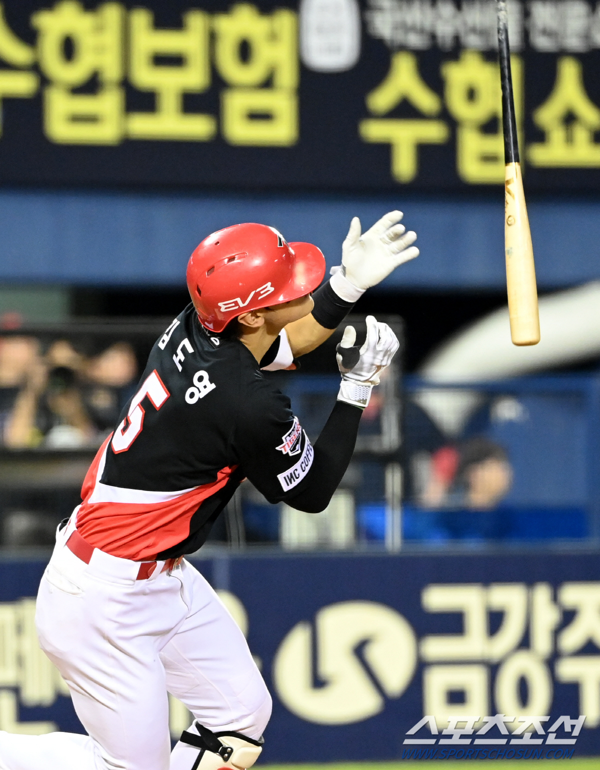 석연찮은 판정에 뿔났던 꽃범호, 김도영 추격타-나성범 역전포에 활짝 웃었…