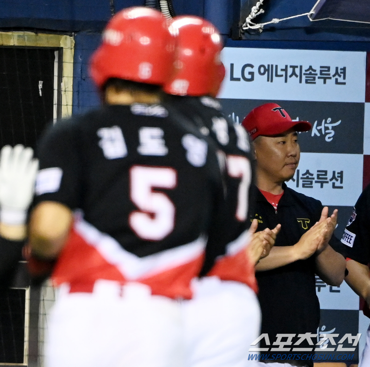 석연찮은 판정에 뿔났던 꽃범호, 김도영 추격타-나성범 역전포에 활짝 웃었…