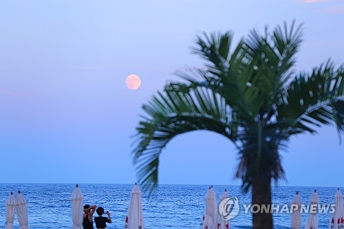 (양양=연합뉴스) 류호준 기자 = 지난 18일 밤 강원 양양군 현남면 인구해수욕장을 방문한 피서객들이 막바지 피서를 즐기고 있다. 2024.8.19 ryu@yna.co.kr
