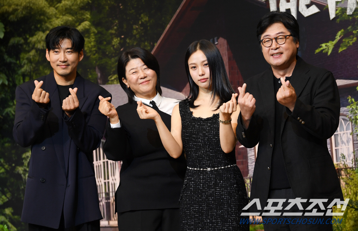 '아무도 없는 숲속에서' 김윤석 "17년 만 안방 복귀 소감? 러브레터 …