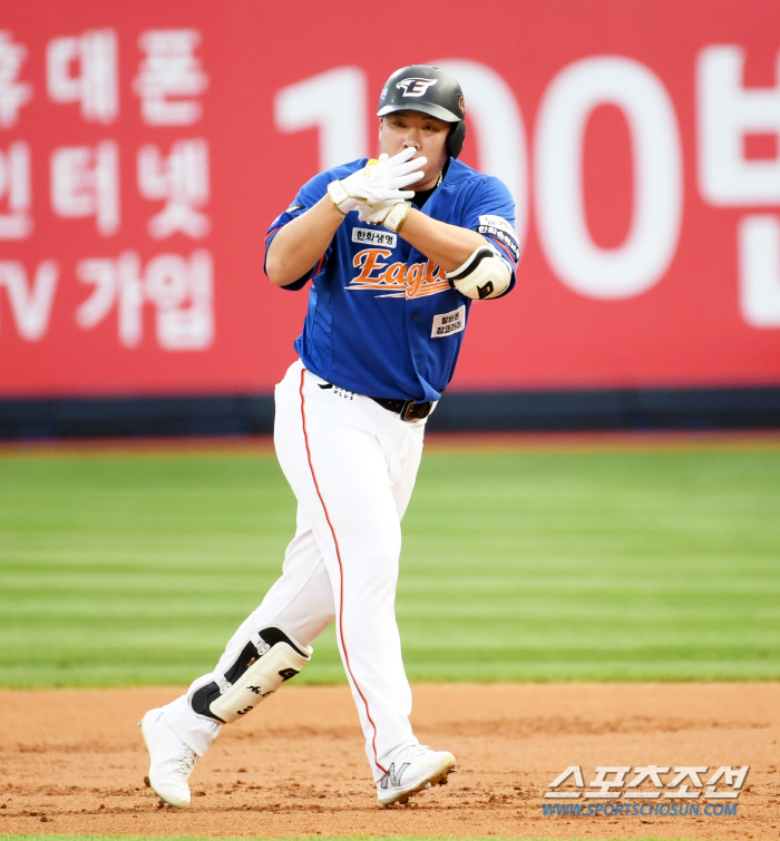5위와 1.5G 차인데, 3할 타자에 "쉬어라"...'안치홍 말소' 명장…
