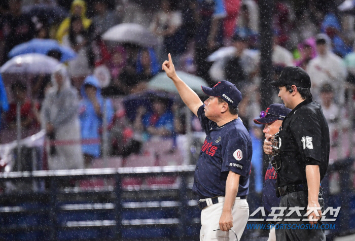 '롯데 측 항의에 움찔?' 1점차+무사1,2루 KIA 공격 도중 경기 중…