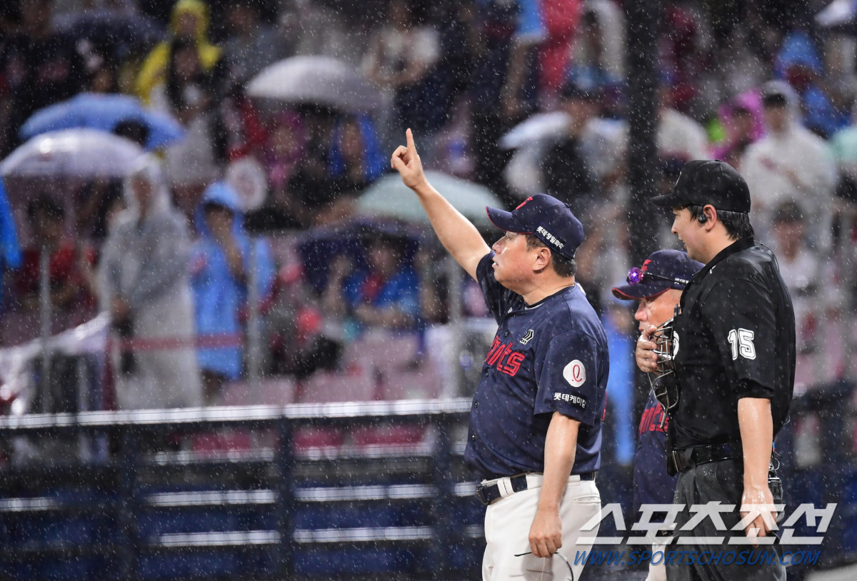 '롯데 측 항의에 움찔?' 1점차+무사1,2루 KIA 공격 도중 경기 중…