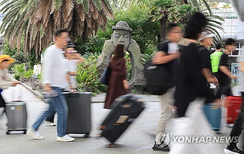 (제주=연합뉴스) 박지호 기자 = 추석 연휴를 이틀 앞둔 26일 오전 제주국제공항이 이용객들로 붐비고 있다. 2023.9.26 jihopark@yna.co.kr