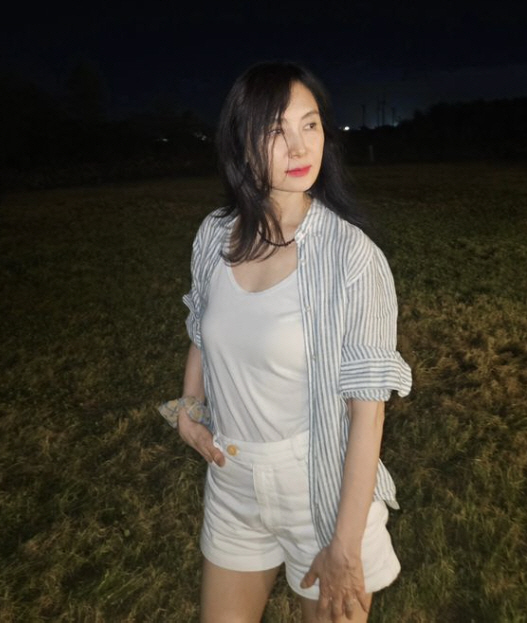 56세 채시라, 핫팬츠로 뽐낸 각선미…4세대 걸그룹인 줄
