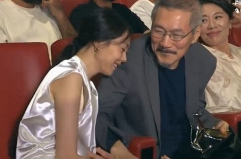 '9년째♥홍상수' 김민희 또 수상 "제 나이에 이렇게 신나는 일 있을까"…