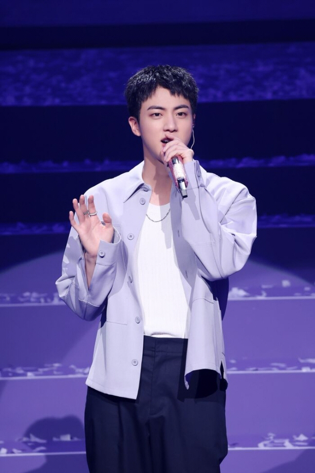 BTS 진, 전역 후 부대 찾아 후임들과 재회 "다시 오겠다는 약속 지켜…