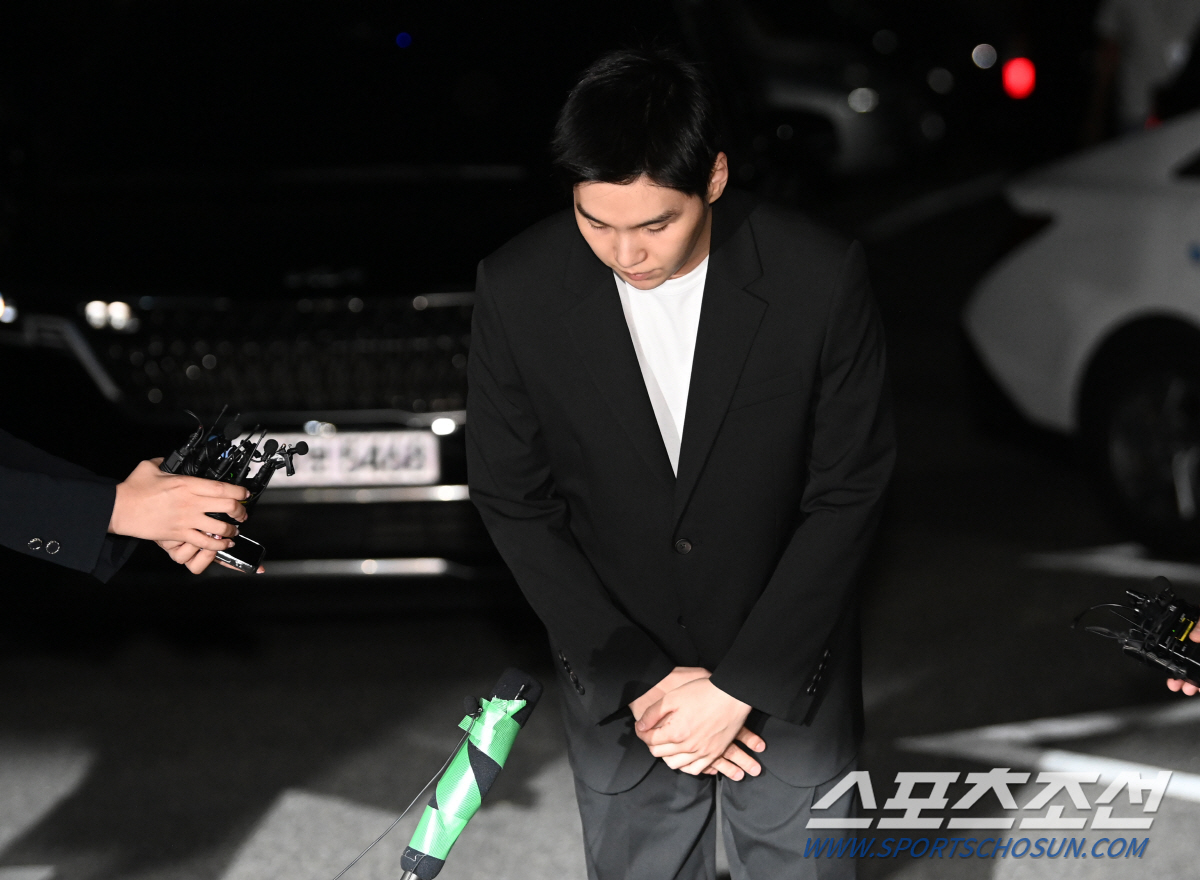 [종합] '음주 전동스쿠터' 슈가, 포토라인 못 피했다.."죄송하다" 고…