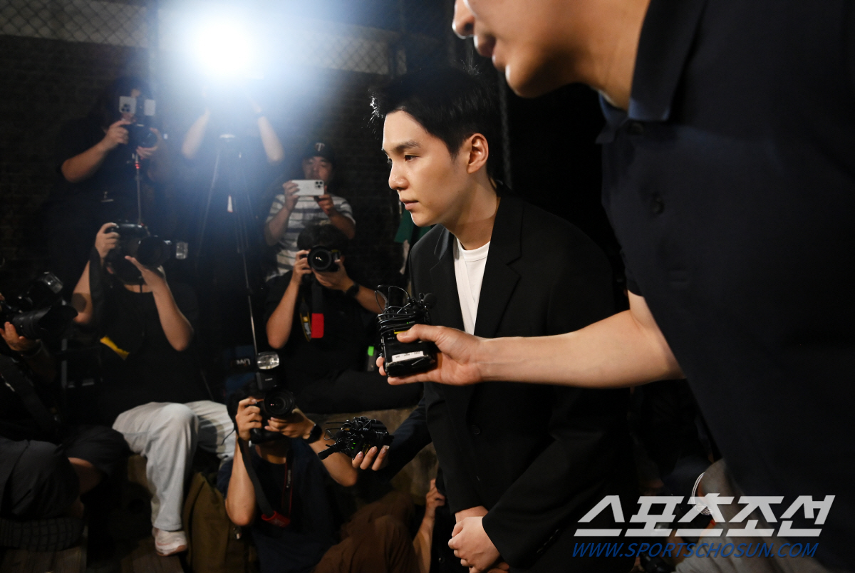 [포토] 경찰서 들어서는 슈가, 전동 스쿠터 음주운전 혐의