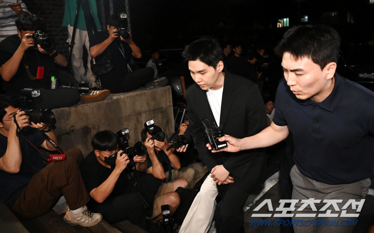 [포토] 용산경찰서 들어서는 슈가