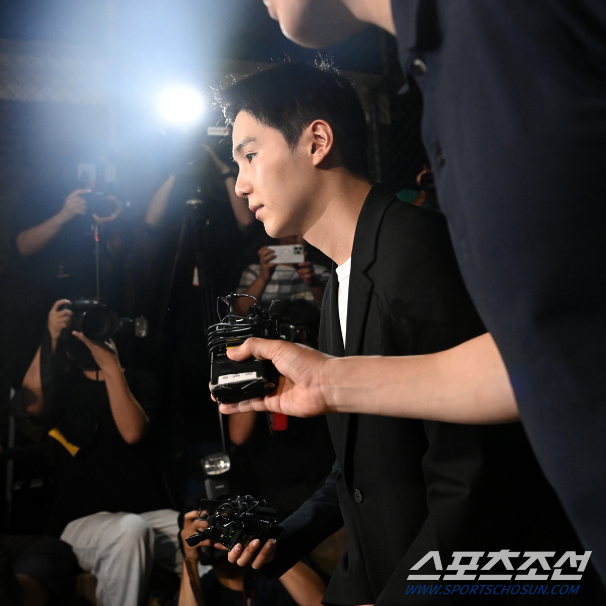 [포토] 용산서 출석하는 슈가, 전동스쿠터 음주운전 혐의