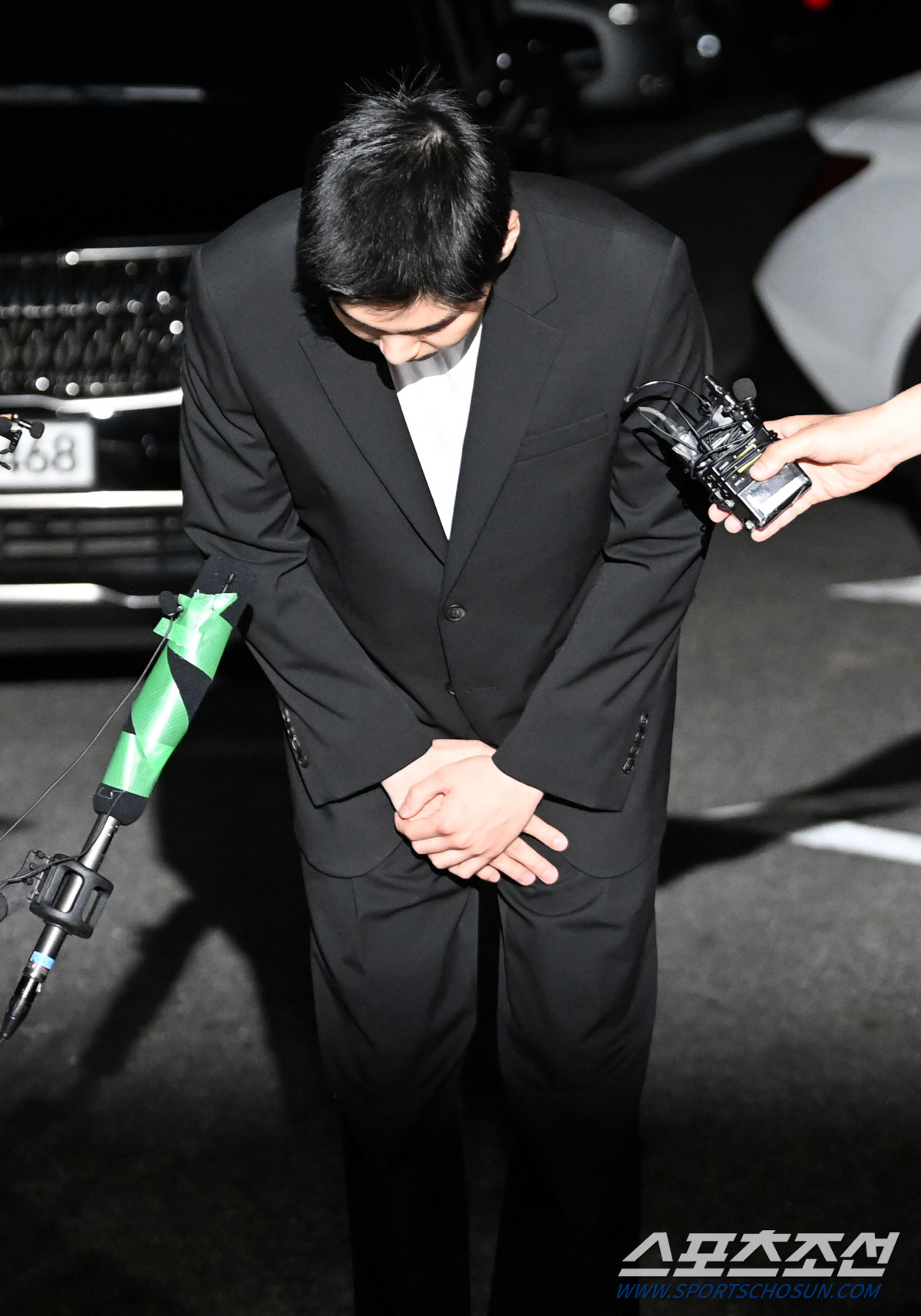 "큰 실망 안겨 죄송" 고개 숙인 BTS 슈가, 취재진 질문엔 '침묵'[…