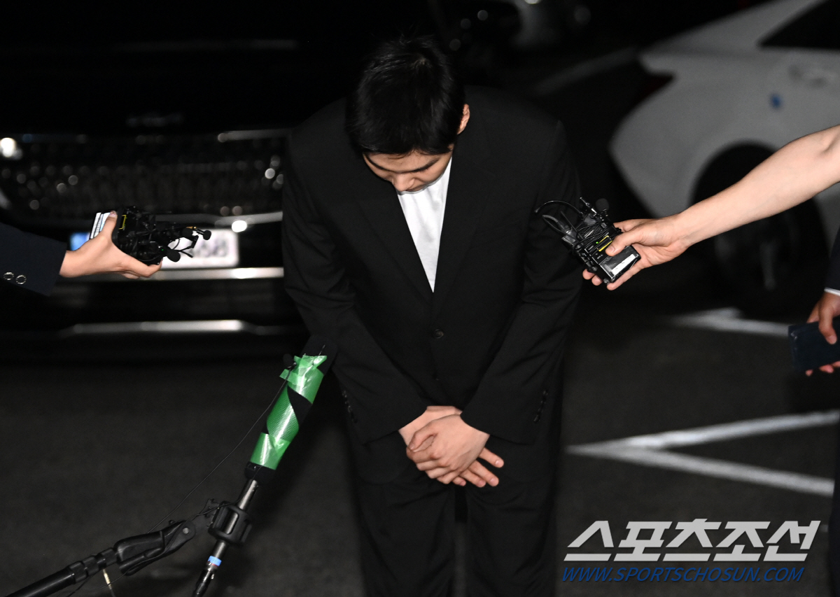 [종합] "음주운전 인정, BTS 탈퇴 침묵"…슈가, 3시간 경찰조사→추…