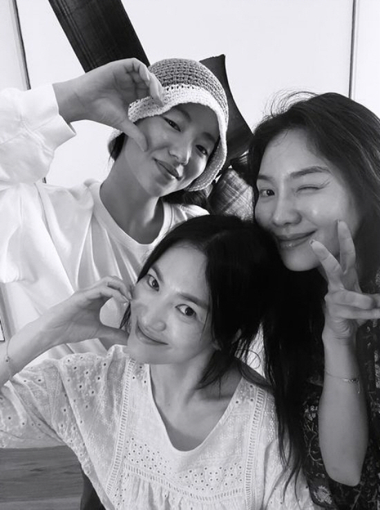 [SCin스타] 미녀들만 모였네…송혜교 전여빈·최희서와 볼하트→다정한 쓰…