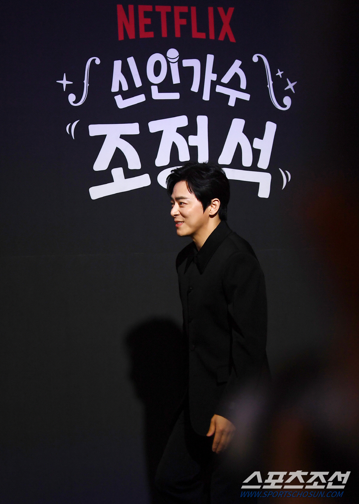 [포토] 신인가수로 무대 오르는 조정석