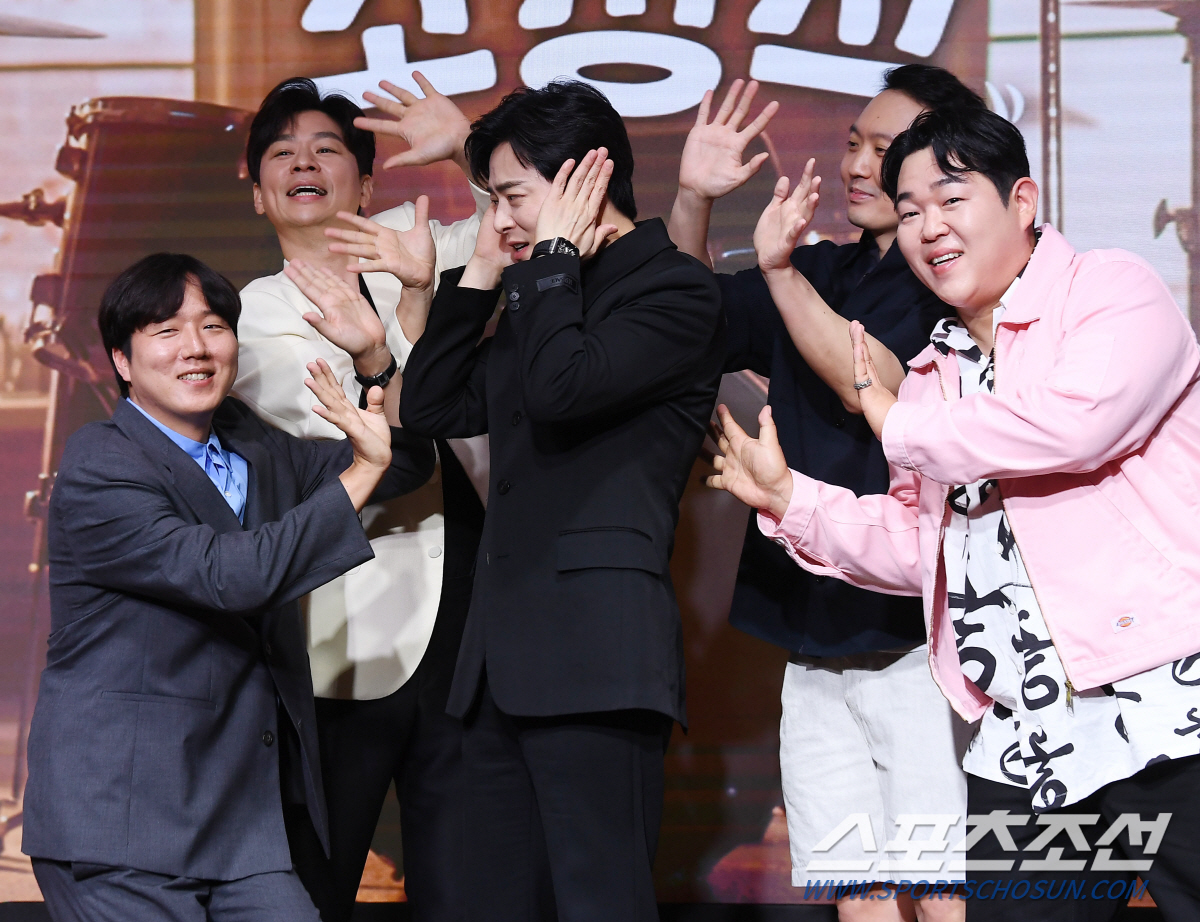 [포토] 신인가수 조정석의 성공을 위해 모인 사람들