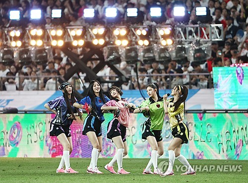 (서울=연합뉴스) 류영석 기자 = 3일 서울월드컵경기장에서 열린 2024 쿠팡플레이 시리즈 2차전 토트넘과 바이에른 뮌헨의 경기. 하프타임 때 걸그룹 뉴진스가 공연을 하고 있다. 2024.8.3 ondol@yna.co.kr