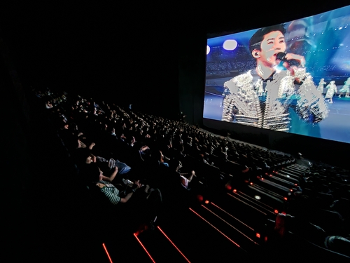 "영웅님 공연, 영화로 한 번 더 보려고"…하늘빛으로 물든 극장