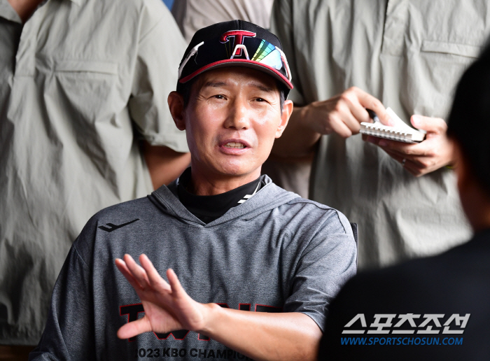 "외야가 우선이다." 염갈량의 확실한 원칙. 7회 장성우 뜬공에 오지환은…
