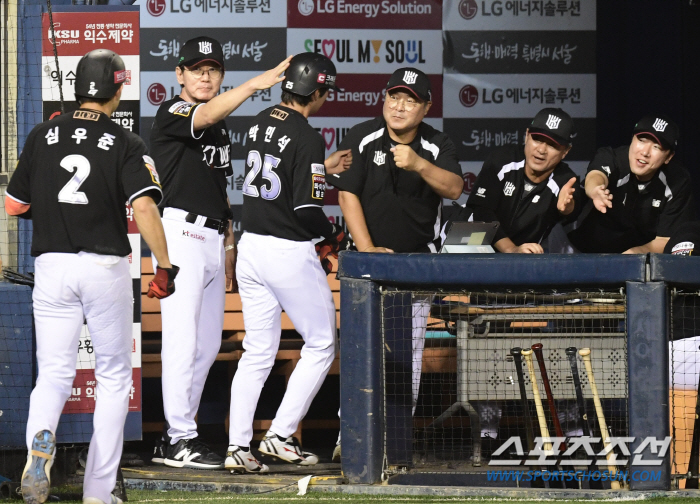 '8회 역전 3타점 2루타→9회 슈퍼캐치' 돌아온 MVP "글러브에 공보…