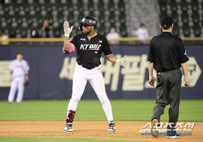 '8회 역전 3타점 2루타→9회 슈퍼캐치' 돌아온 MVP "글러브에 공보…