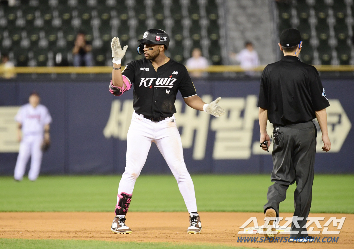 '8회 역전 3타점 2루타→9회 슈퍼캐치' 돌아온 MVP "글러브에 공보…