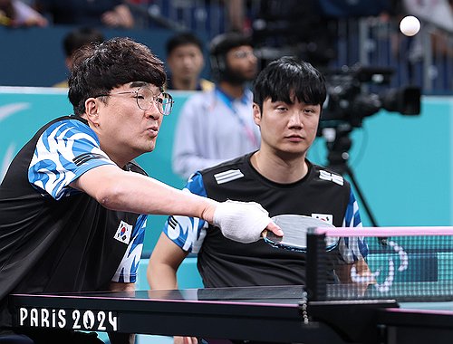 (파리=연합뉴스) 공동취재단 = 탁구 남자 복식 차수용(왼쪽)-박진철 조가 29일(한국시간) 프랑스 사우스 파리 아레나에서 열린 2024 파리 패럴림픽 탁구 남자복식(스포츠등급 MD4) 준결승에서 공격을 시도하고 있다. 2024.8.29 photo@yna.co.kr