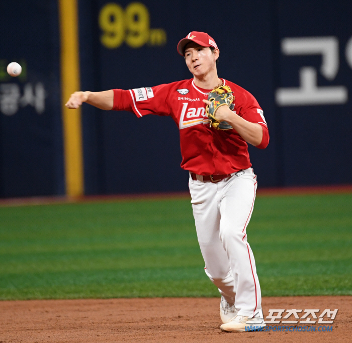 '허벅지 통증' SSG 주전 유격수, 주말까지 푹 쉰다…신범수 지명타자[…
