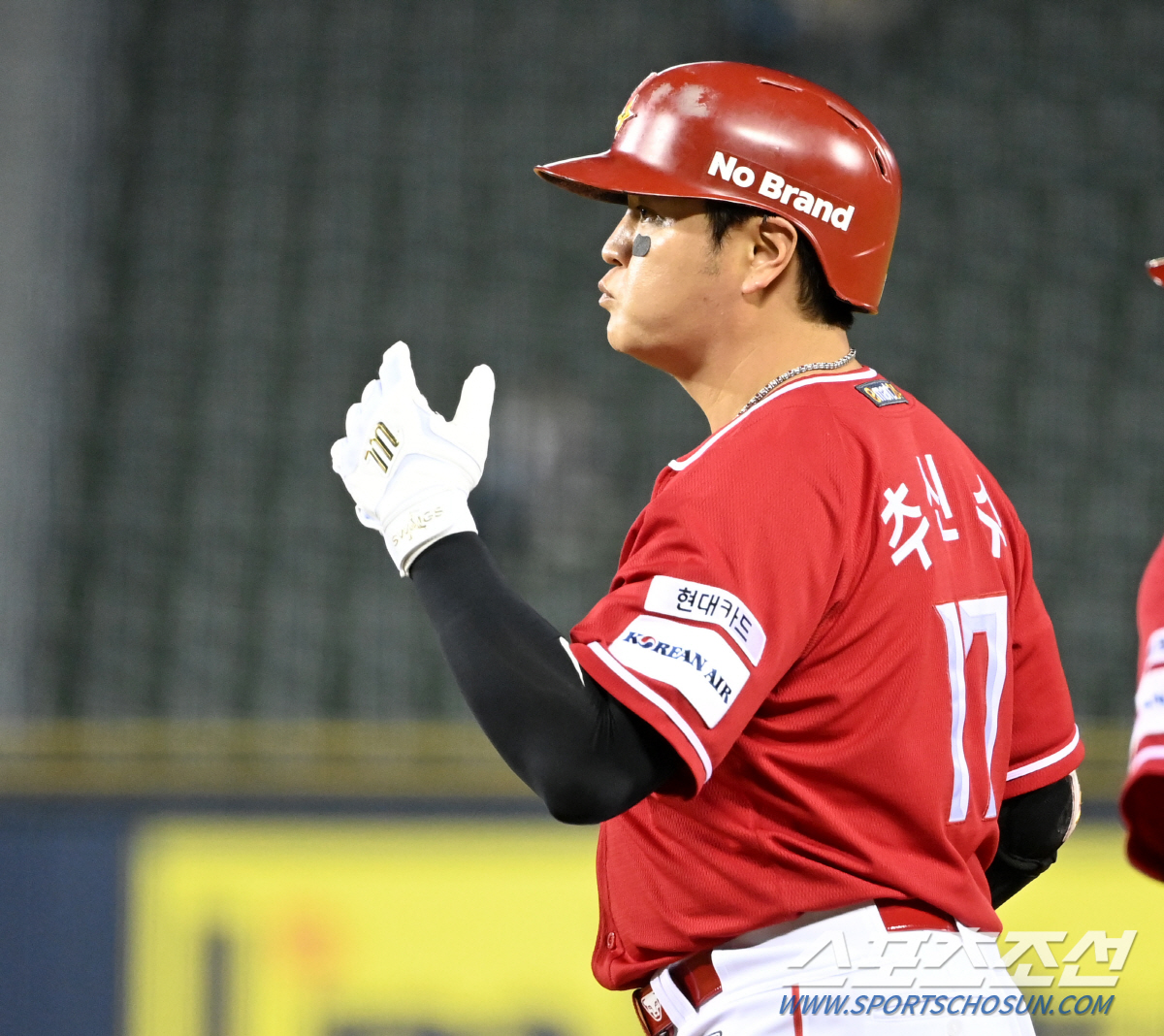 '허벅지 통증' SSG 주전 유격수, 주말까지 푹 쉰다…신범수 지명타자[…