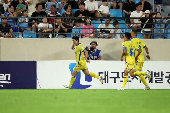 "본능적으로 나왔다" '오버헤드킥 원더골' 김도혁의 미소…인천, 대구에 …