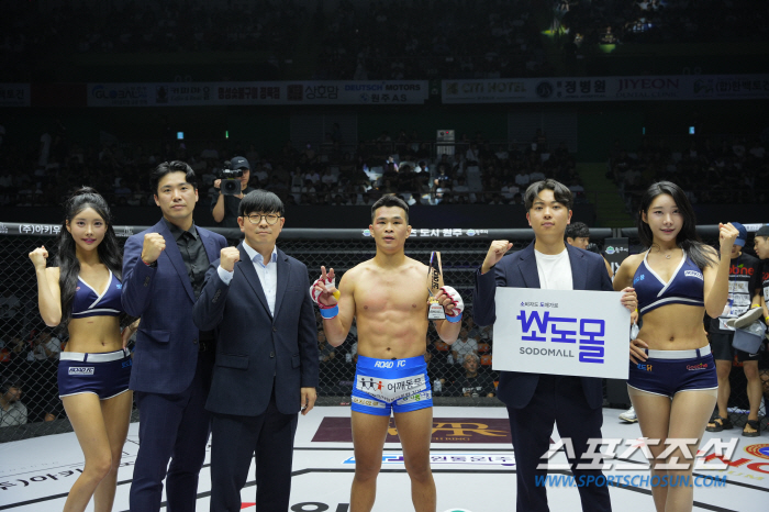 소도몰 강태구, 황인철, 손용석 본부장, 승리한 이신우에게 트로피 시상[…