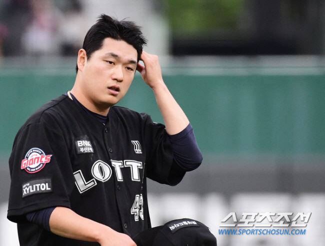 30G 징계 끝, 마침내 돌아온 '국대투수'…"일단 중간으로 쓰겠다"