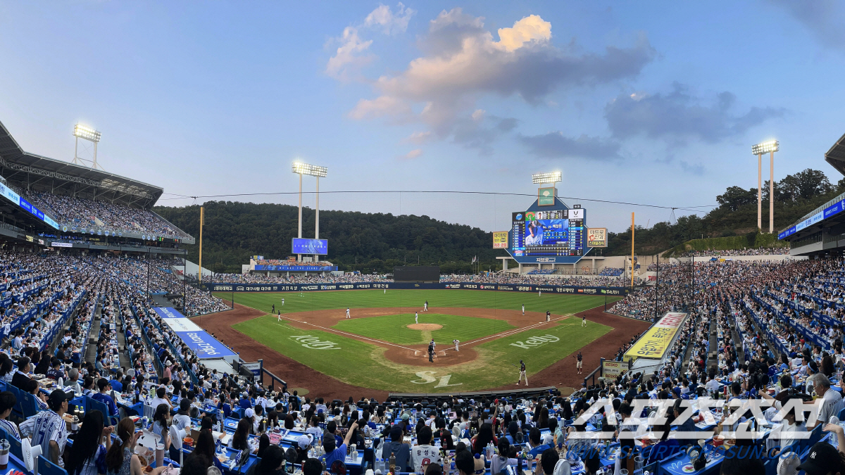 "아직 더운데..." 9월 폭염에도 2시 경기 강행, 말 못할 속사정 있…