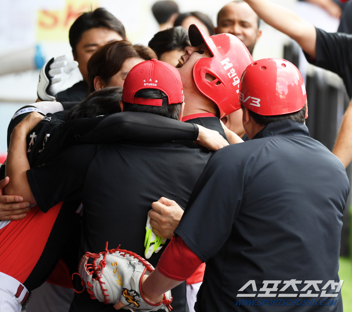 "빨리 돌아와!" KIA 더그아웃에 걸린 그 이름, 이것이 V12 향한 …